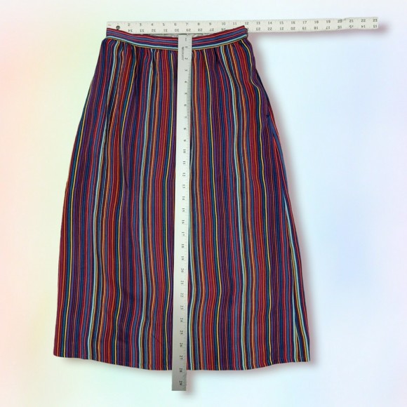 Closing closet. Make your offer
SOO YUNG LEE Size 6 SILK midi skirt w/pocket - Picture 3 of 3